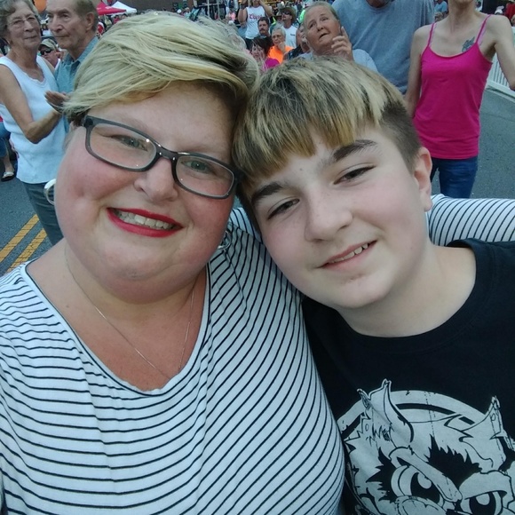 Meet your Posher, Pamela. π Posh Ambassador π - Picture 4 of 7